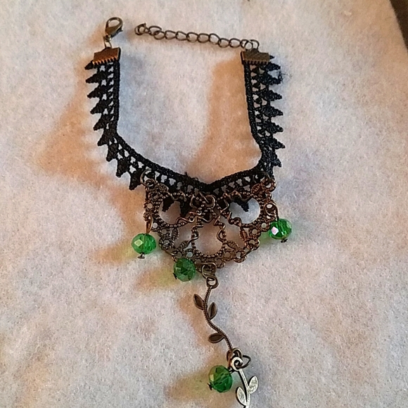 NWT.  Gothic Style Hand/ Wrist/Ring Bracelet & Coordinating Earrings - Picture 4 of 5